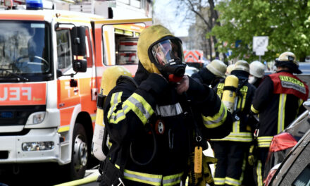 Feuerwehr Düsseldorf löschte Feuer auf Balkon