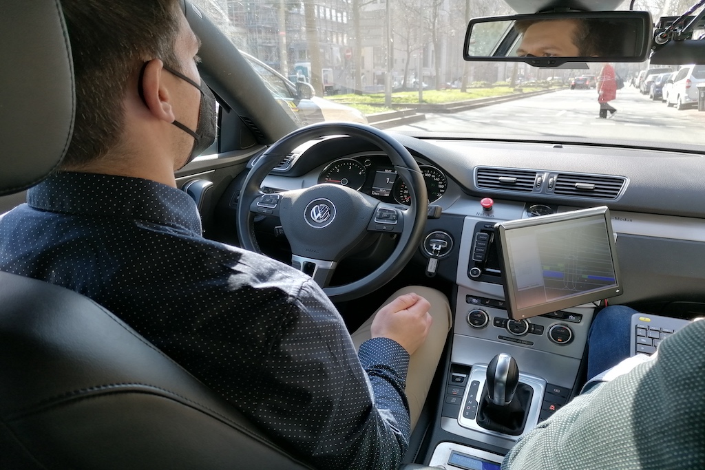 Hände weg vom Lenkrad: Beim automatisierten Fahren in den Testfahrzeugen wurden Details zur Zukunft des Kraftfahrzeugverkehrs demonstriert Foto: LOKALBÜRO