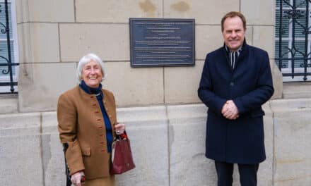 Stadt erneuert Gedenktafel am Standesamt