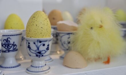 “Was blüht denn da?” – Das Hetjens präsentiert frühlingshafte Porzellane zu Ostern