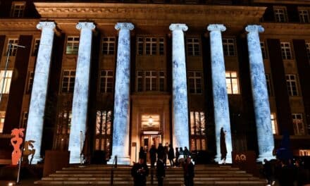 Wasserfall-Illumination an der Fassade des Andreas Quartiers