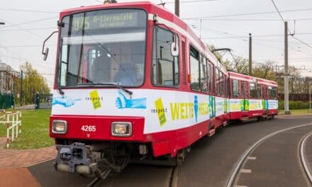 Gestaltete Bahn macht auf das Netzwerk „Respekt und Mut“ aufmerksam