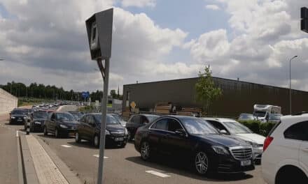 Feiertags-Stau in Roermond durch Outlet-Touris