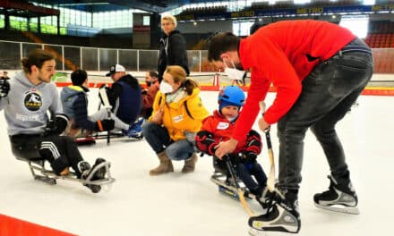 Strahlende Gesichter beim Eislaufen für Menschen mit Behinderungen