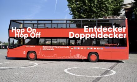 Tilly und Hinkel führen im Doppeldecker-Bus durch „ihr“ Düsseldorf