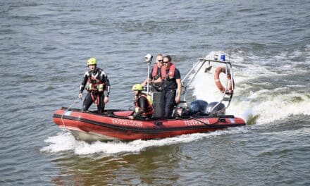 Havariertes Sportboot auf dem Rhein