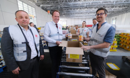 Freiwillige in Düsseldorf packen 10.000 Pakete für Czernowitz