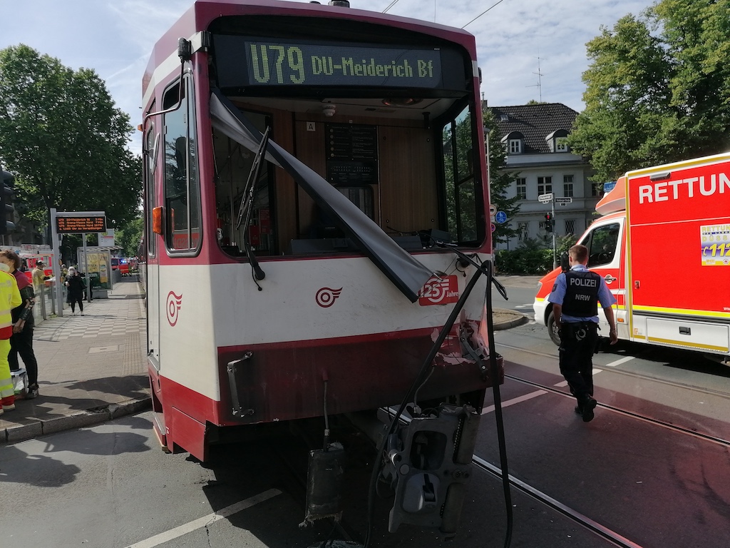 Ein Lkw und eine Bahn der Linie U79 im Bereich Kennedydamm / Kaiserswerther Straße zusammen Foto: LOKALBÜRO
