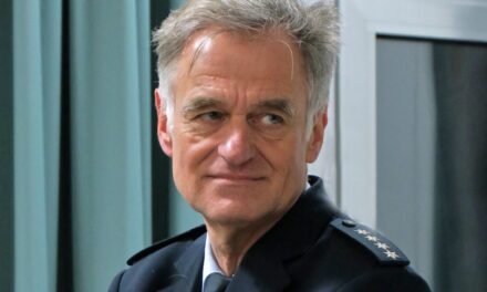 Dirk Sauerborn – wird mit großem Dank für sein einzigartiges Engagement in der Landeshauptstadt aus dem Polizeidienst verabschiedet
