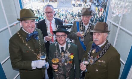 Feierliche Investitur des Schützenkönigs auf dem Rathausbalkon