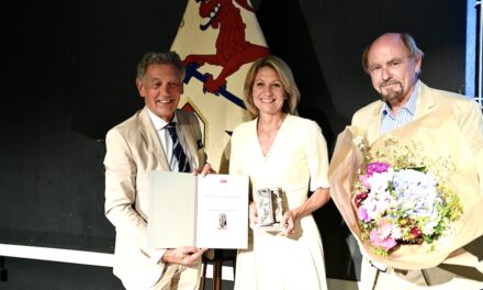 Rektorin Prof. Dr. Anja Steinbeck mit der Silbernen Heine-Gesamtausgabe ausgezeichnet