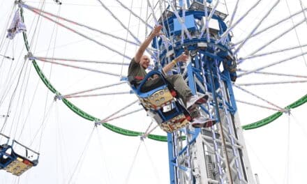 Bauarbeiter auf Düsseldorfer Kirmes abgestürzt