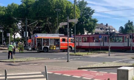 Verkehrsunfall zwischen Straßenbahn und Pkw in Stockum