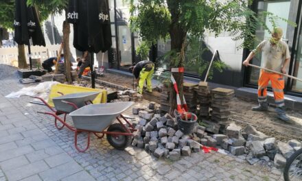 Angehende Straßenbauer sanieren Pflaster in der Altstadt