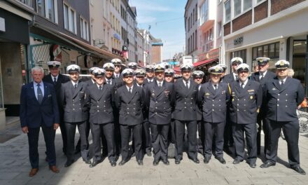Besatzung der Fregatte Nordrhein Westfalen zu Besuch in Düsseldorf