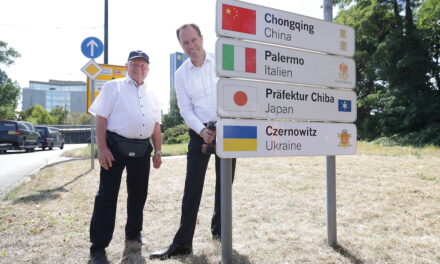 Städtepartnerschaft mit Czernowitz: OB Keller enthüllt neues Schild