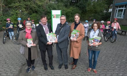 Grundschulen erhalten Medienpakete für die Radfahrausbildung