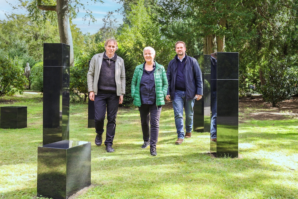 Auf dem Nordfriedhof gibt es jetzt einen Urnenstelenhain: (v.l.) Beigeordneter Jochen Kral, Gartenamtsleiterin Doris Törkel und Stefan Süß, Leiter des Nordfriedhofs, haben den Urnenstelenhain nun offiziell eröffnet,(c)Landeshauptstadt Düsseldorf/Melanie Zanin