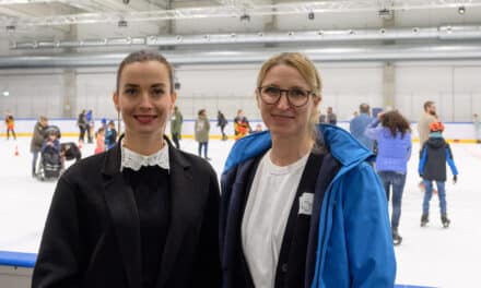 Viele strahlende Gesichter beim gemeinsamen Eislaufen für Menschen mit Behinderung