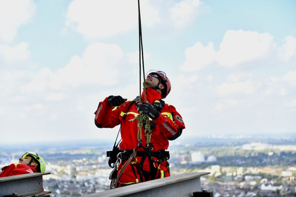 Höhenretter der Feuerwehr Düsseldorf, Hamburg und Köln üben am Rheinturm. Foto: LOKALBÜRO