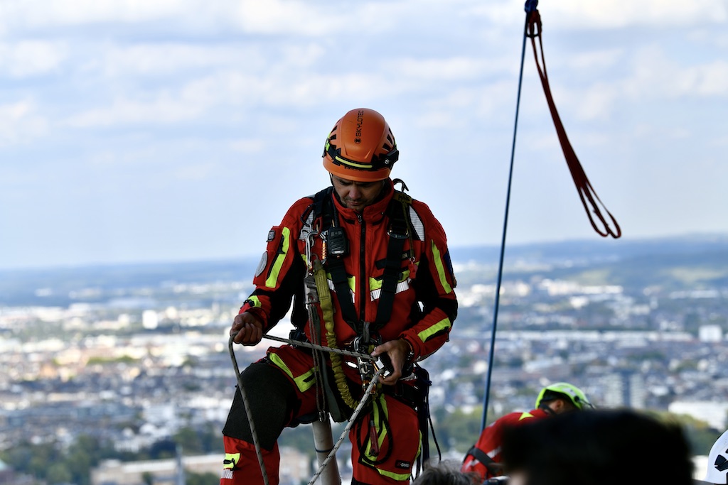 Höhenretter der Feuerwehr Düsseldorf, Hamburg und Köln üben am Rheinturm. Foto: LOKALBÜRO