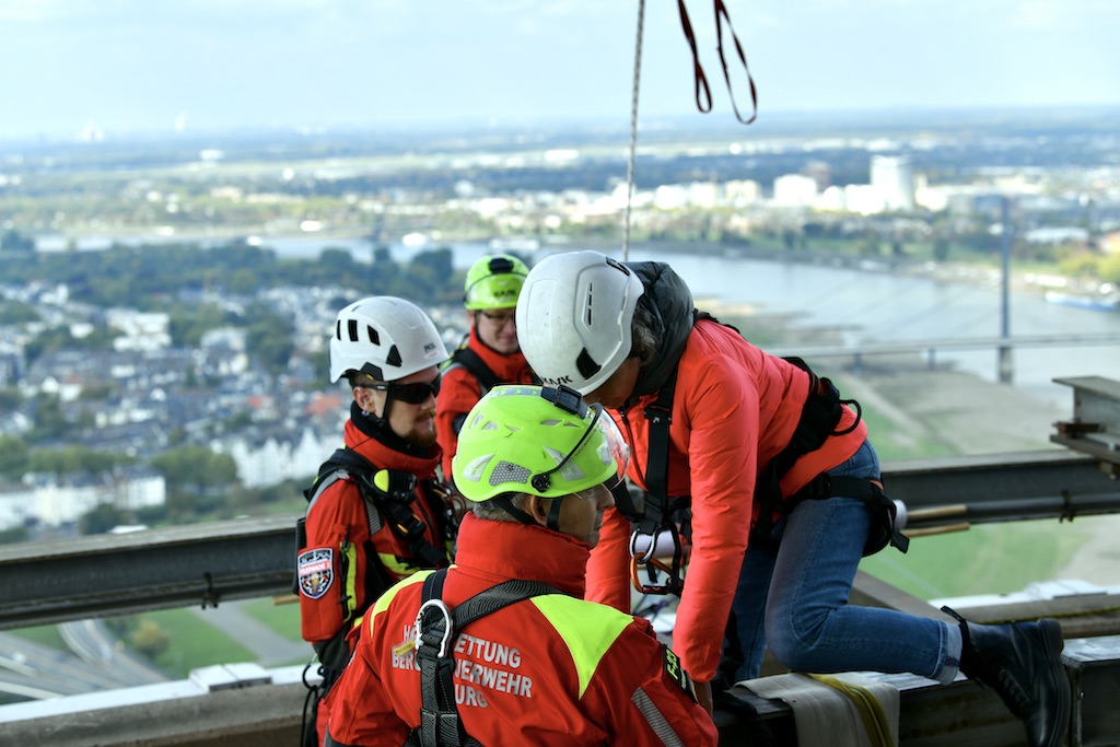 Höhenretter der Feuerwehr Düsseldorf, Hamburg und Köln üben am Rheinturm. Foto: LOKALBÜRO