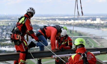 Arbeitsunfall auf einer Baustelle — Feuerwehr rettet einen Verletzten über einen Baukran
