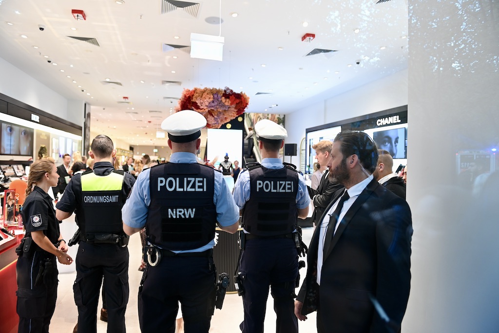 Polizei und Ordnungsamt haben den Store geschlossen Foto: LOKALBÜRO