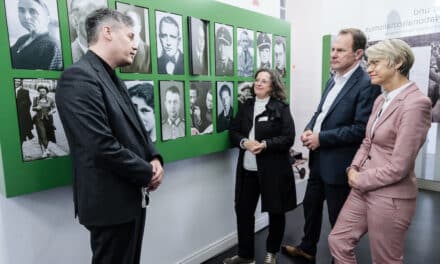 NRW-Schulministerin Dorothee Feller besucht Mahn- und Gedenkstätte