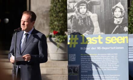 Wanderausstellung “#LastSeen” vor dem Rathaus