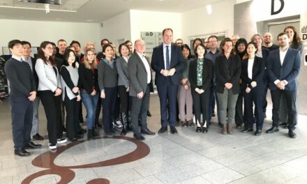 OB Dr. Stephan Keller im Gespräch mit Biotech-Unternehmen im Life Science Center