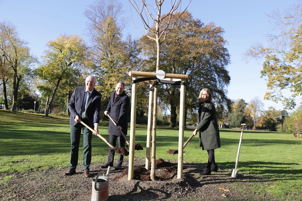 Die britische Botschafterin Jill Gallard, Oberbürgermeister Dr. Stephan Keller und BdB-Präsident Helmut Selders (v.r.) bei der gemeinsamen Baumpflanzung zu Ehren der verstorbenen Königin Elizabeth II.,(c)Landeshauptstadt Düsseldorf/Ingo Lammert