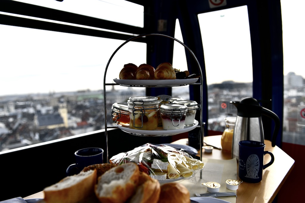 Frühstücken in 55 Meter Höhe Foto: LOKALBÜRO