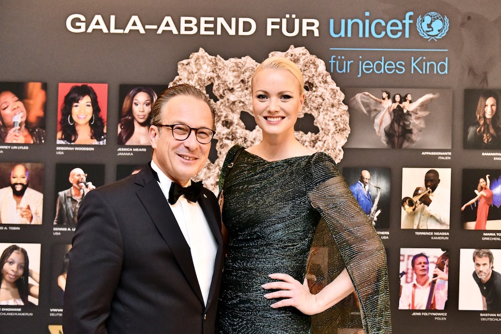 Top-Starmodell FRANZISKA KNUPPE als UNICE Botschafterin auf der UNICEF Gala in Neuss. Hier mit dem Bürgermeister von Neuss
