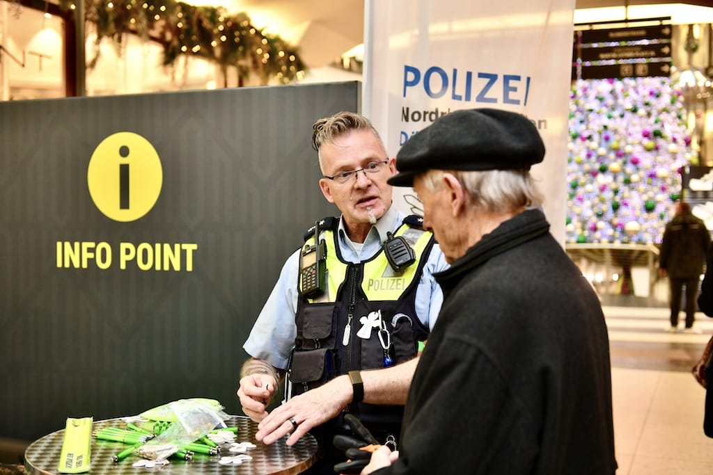 Beratung durch die Polizei Foto: LOKALBÜRO