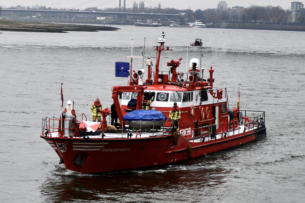 Der Nikolaus mit dem Feuerwehrschiff angereist Foto: LOKALBÜRO