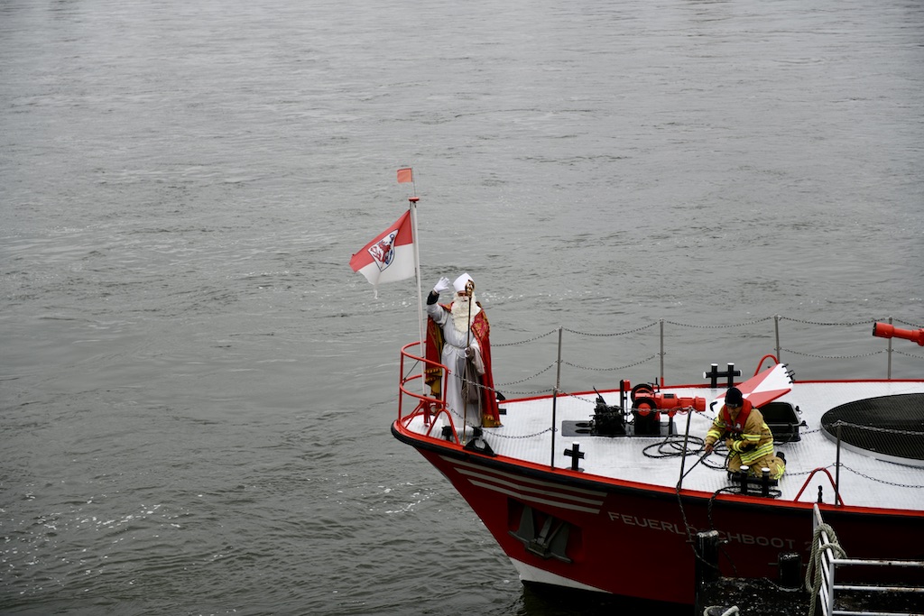 Der Nikolaus mit dem Feuerwehrschiff angereist Foto: LOKALBÜRO