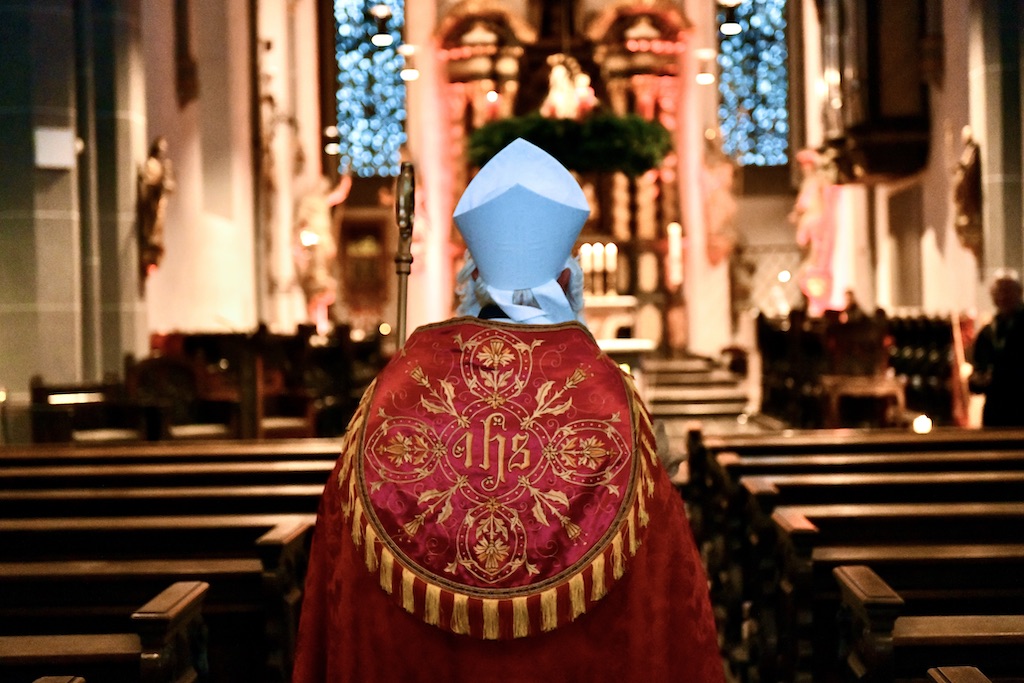 Der Nikolaus zieht in die Basilika St. Lambertus ein Foto: LOKALBÜRO