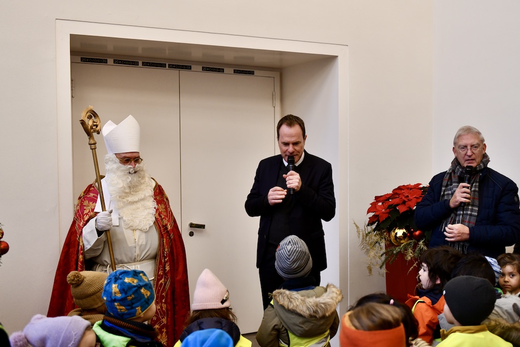 Der Oberbürgermeister empfängt den Nikolaus und die Kinder Foto: LOKALBÜRO