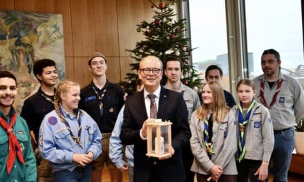 Friedenslicht leuchtet im Landtag NRW