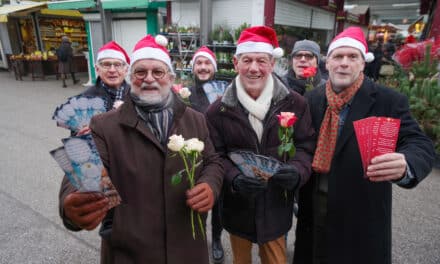 Jonges verteilen Heine-Lesezeichen auf dem Carlsplatz