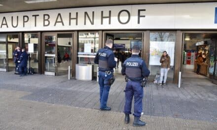 Mann wirft Glasflasche auf Reisenden und schlägt zu