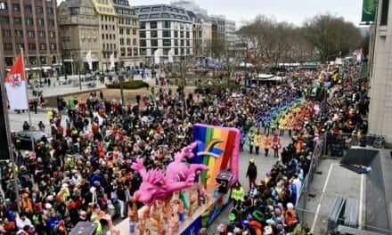 “Wir feiern das Leben” 600.000 Jecken begeisterte Jecken beim Rosenmontagszug in Düsseldorf