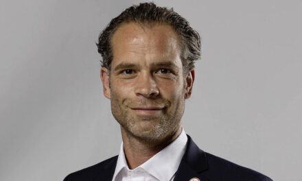 Niki Mondt bleibt langfristig Sportdirektor bei der DEG