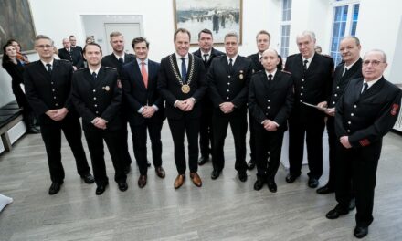 Sieben freiwillige Feuerwehrkräfte im Rathaus ausgezeichnet