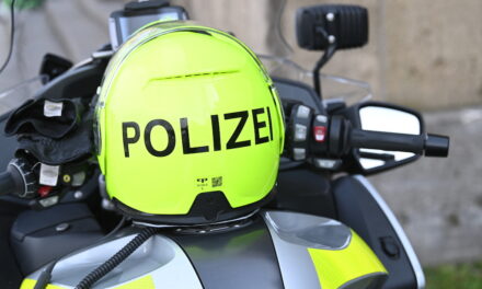 Infostand der Polizei am Klemensplatz in Kaiserswerth