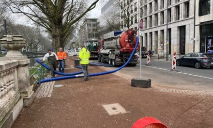 Kö Graben wird von Schlamm befreit