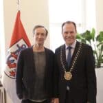 Oscarpreisträger Volker Bertelmann trägt sich in Goldenes Buch ein