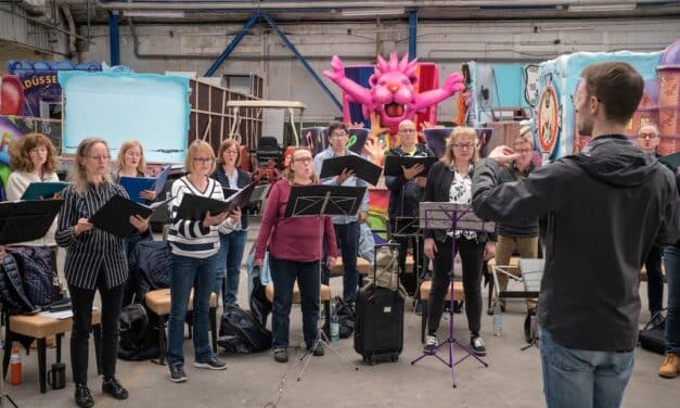 Kammerchor singt neben Jacques Tillys Karnevalswagen