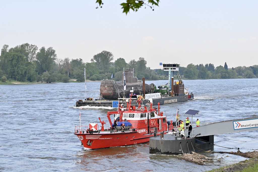 Das U-Boot U 17 passiert Düsseldorf Foto: LOKALBÜRO